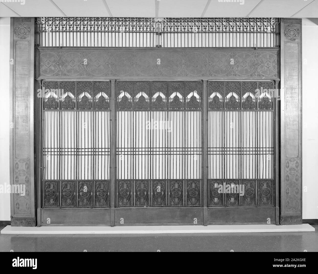 Borsa di Chicago Edificio: Ascensore griglia contenitore T-piastre, 1893/94, Adler & Sullivan, Americano, 1883-1895, Chicago, placcato in rame e bronzo Appro×. 41 × 43,2 × 1 cm, borsa di Chicago Edificio, 30 Nord La Salle Street, Chicago, Illinois: fregio pannello da un gruppo elevatore, 1893/94, Adler & Sullivan, Americano, 1883-1895, Chicago, placcato in rame ghisa nel telaio di metallo, 45,3 × 1619.5 × 4,5 cm Foto Stock