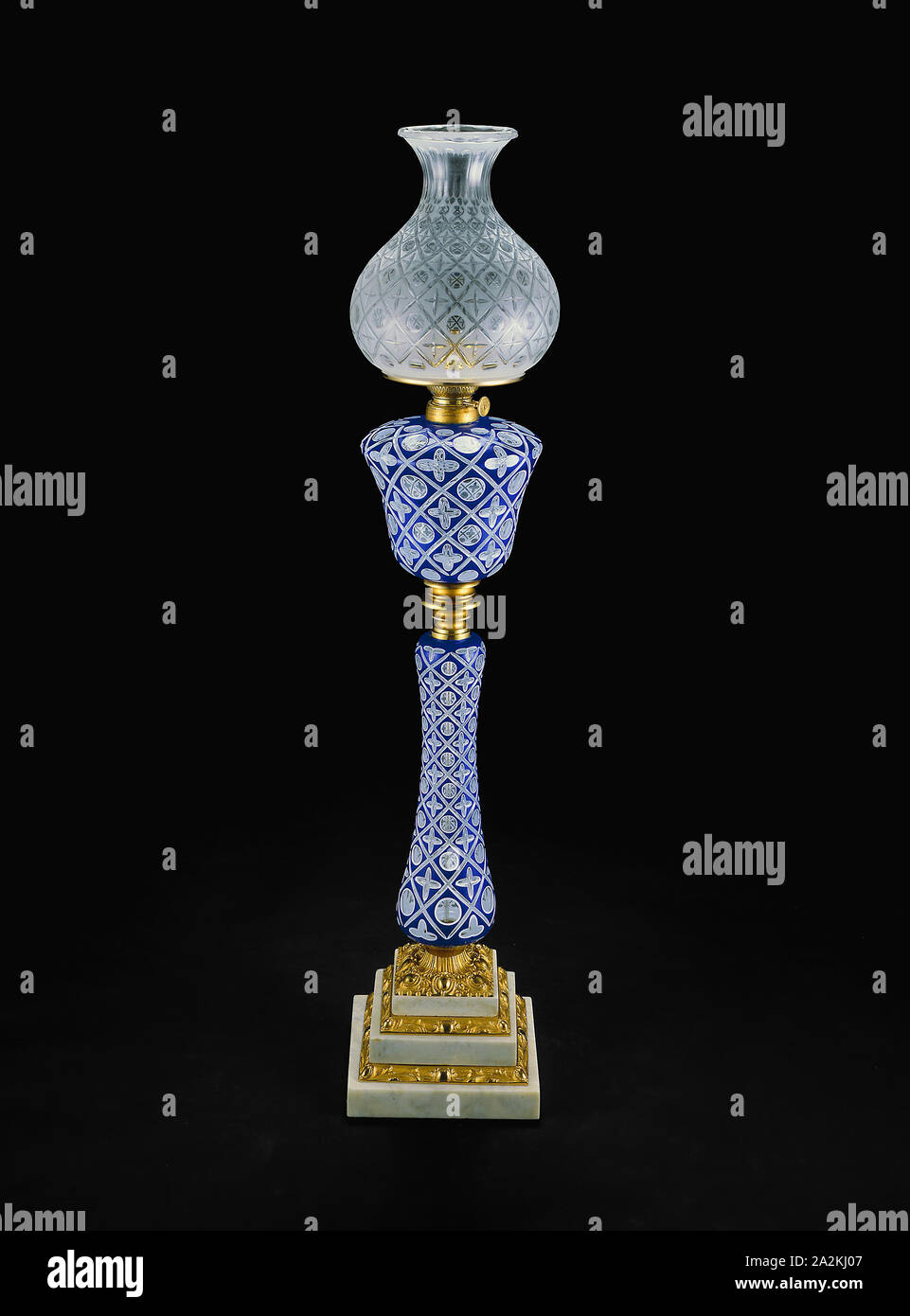 Lampada Double-Plated, c. 1865, Boston e Sandwich Glass Company, americano, 1825-1888, Sandwich, Massachusetts, sandwich, blu cobalto, blu opaco bianco e vetro trasparente, bronzo dorato e marmo, H.: 97,8 cm (38 1/2 in.) alla sommità di ombra Foto Stock