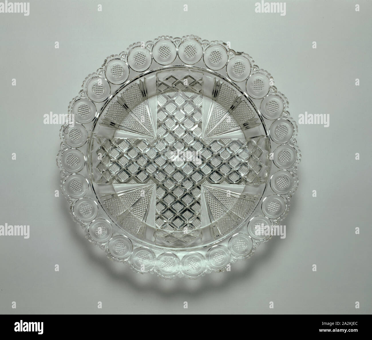 Ciotola, prima del 1830, Boston e Sandwich Glass Company, americano, 1825-1888, New England Glass Company, americano, 1818-1888, sandwich, il vetro pressato, 4,5 × 30,5 cm (1 3/4 × 12 in Foto Stock