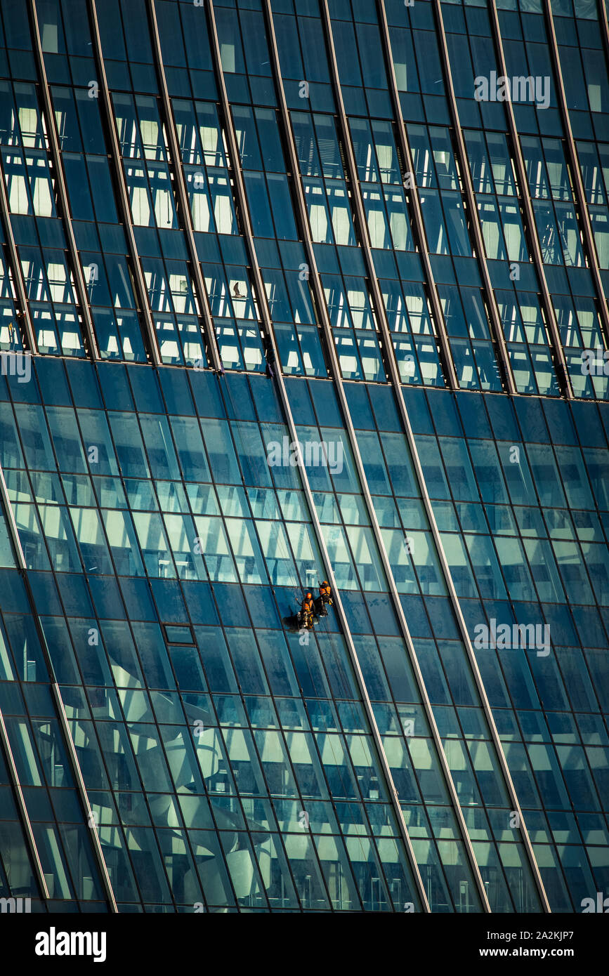 SteepleJacks fissaggio di telai di finestra sui grattacieli di Londra Foto Stock