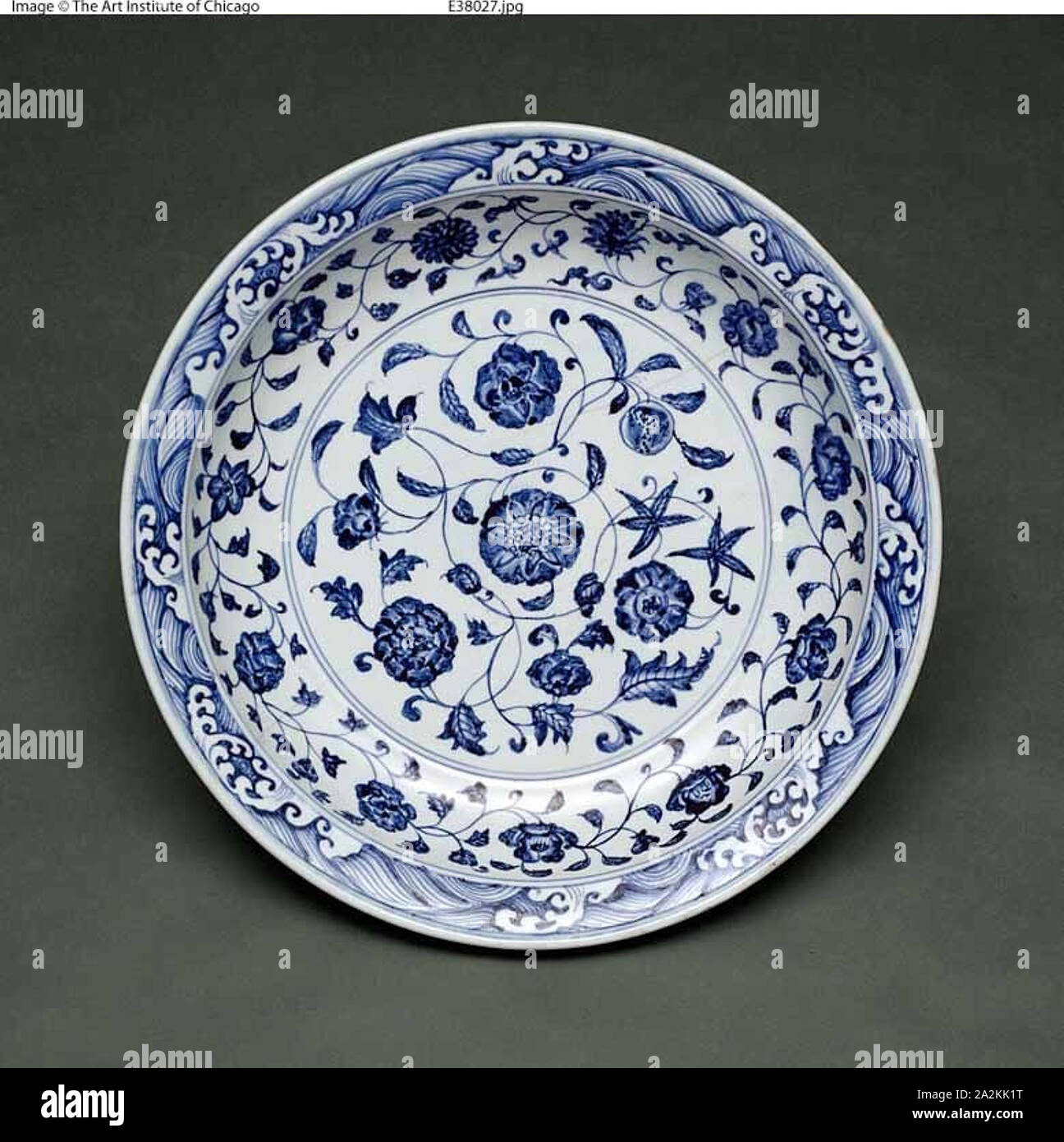Blu e bianco floreale "piatto", dinastia Ming (1368-1664), periodo Yongle (1403-1425), in Cina, porcellana dipinta in blu underglaze, H. 7.5 cm (2 15/16 in.), diam. 40,5 cm (15 15/16 in Foto Stock