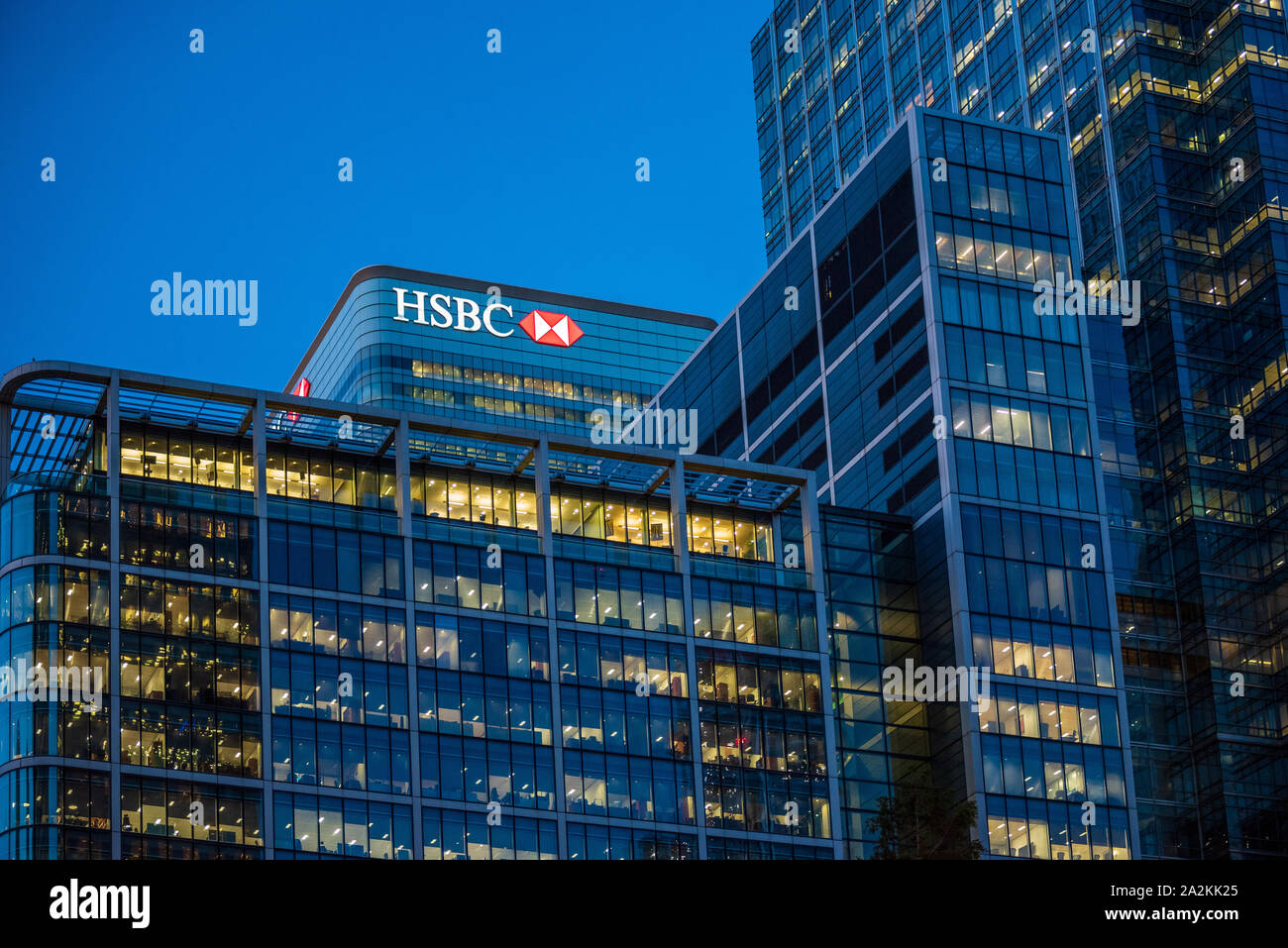 Torre HSBC Canary Wharf - La torre HSBC appare al di sopra degli altri servizi finanziari degli edifici in London Canary Wharf Foto Stock