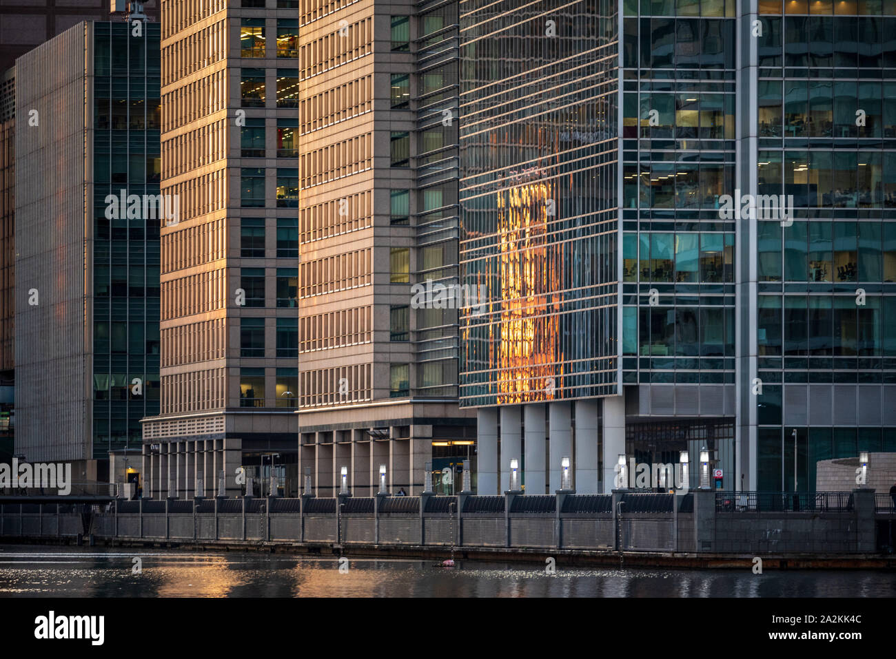 Canary Wharf London - Canary Wharf South Dock - Waterside Buildings Canary Wharf South Dock Quayside Foto Stock