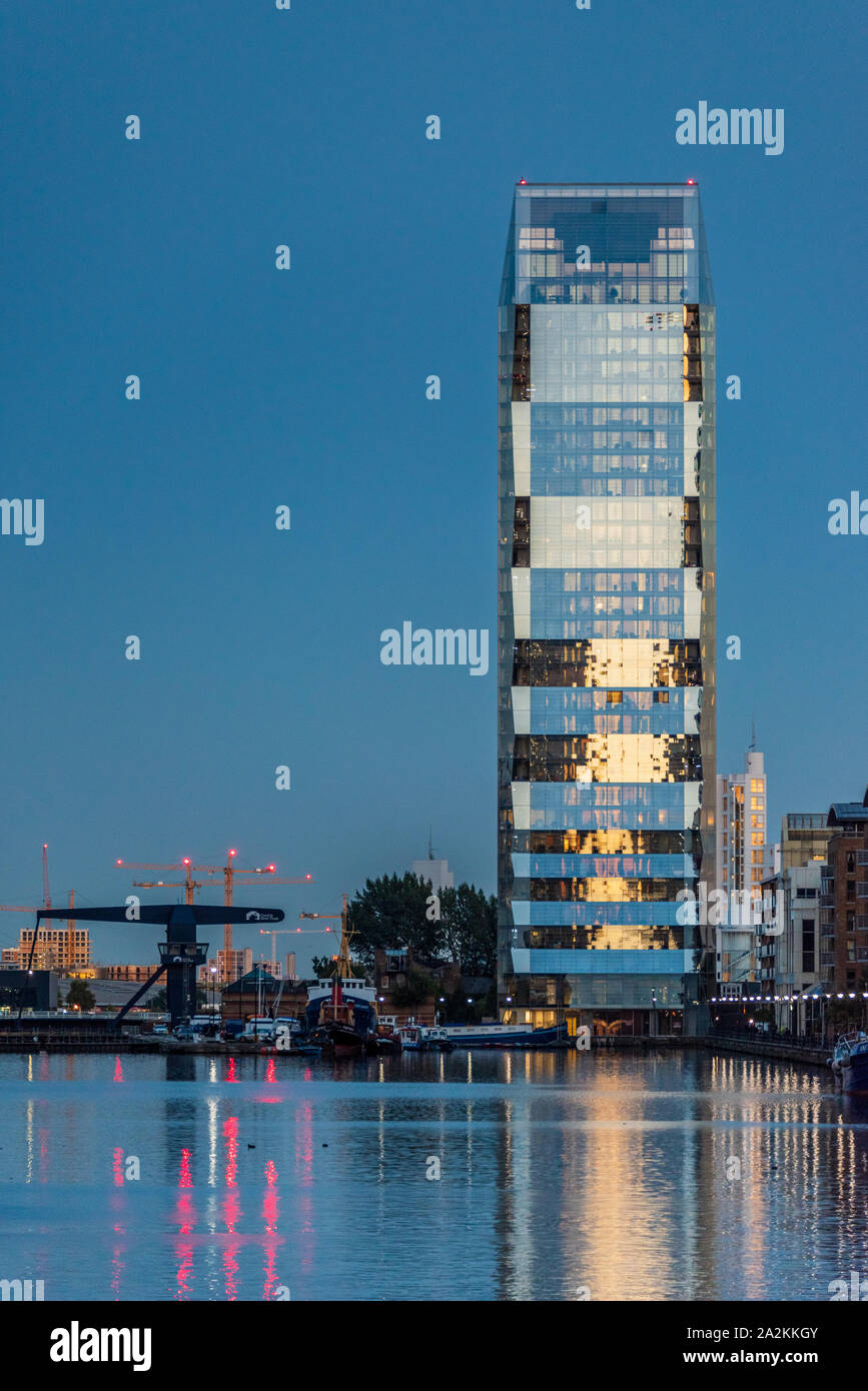 Blocco di appartamenti Dollar Bay. Grattacielo residenziale nella zona di Canary Wharf di Londra, l'architetto Ian Simpson ha completato il 2017 Foto Stock