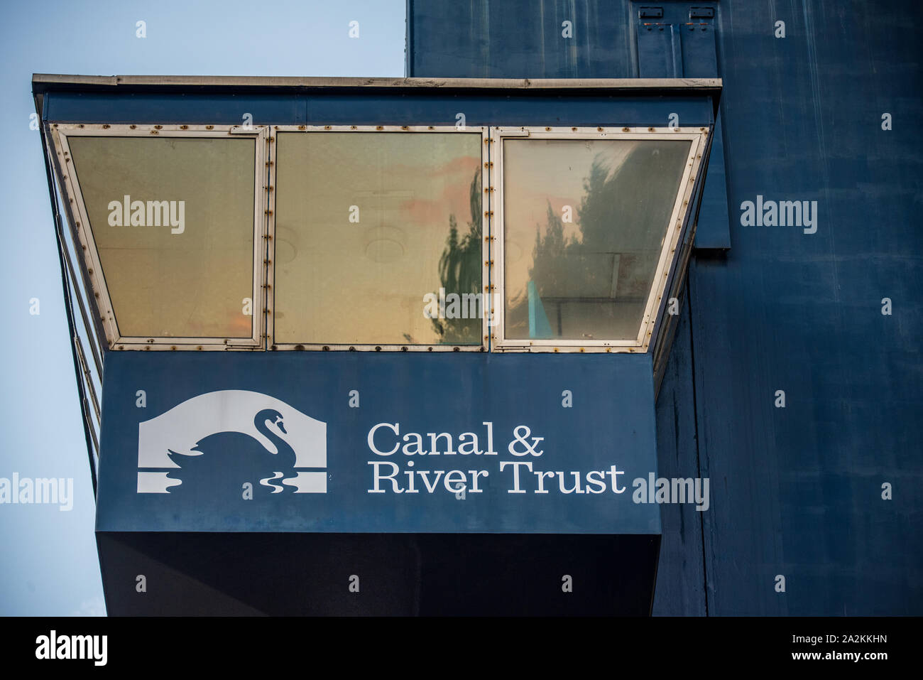 Canal & River Trust - Canal & fiumi Trust stand di controllo sull'azzurro del ponte levatoio sul Isle of Dogs nr Canary Wharf. Ingresso al West India Dock. Foto Stock