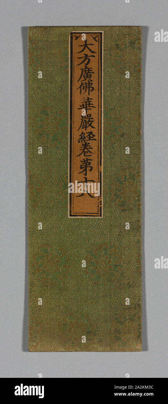 Il Sutra del coperchio, dinastia Ming (1368-1644), c. 1590's, in Cina, in seta e oro-foglia-over-laccato-striscia di carta, warp-galleggiante di fronte 3:1 saia rotta si intrecciano con le trame complementari legato in pianura interlacciature, etichetta: seta, ad armatura a tela, dipinte con inchiostro su carta, 35,2 × 12,2 cm (13 3/4 × 4 3/4 in Foto Stock