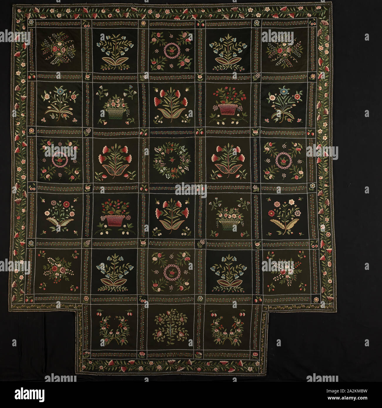 Copriletto, c. 1849, eseguiti da Rebecca C. Hayward, American, attivo c. 1849, Stati Uniti, Massachusetts, Winchendon, Massachusetts, lana, rotte saia, follato, ricamati con lana e seta nel retro, singoli indietro, rigirati (tagliato per formare una pila), catena, piume, volare, lunga croce armati, raso, raso individuali e lo stelo maglie, foderato con cotone, ad armatura a tela, rullo ed eventualmente blocco stampate, satinato, 256 x 225.7 cm (100 3/4 x 88 7/8 in Foto Stock