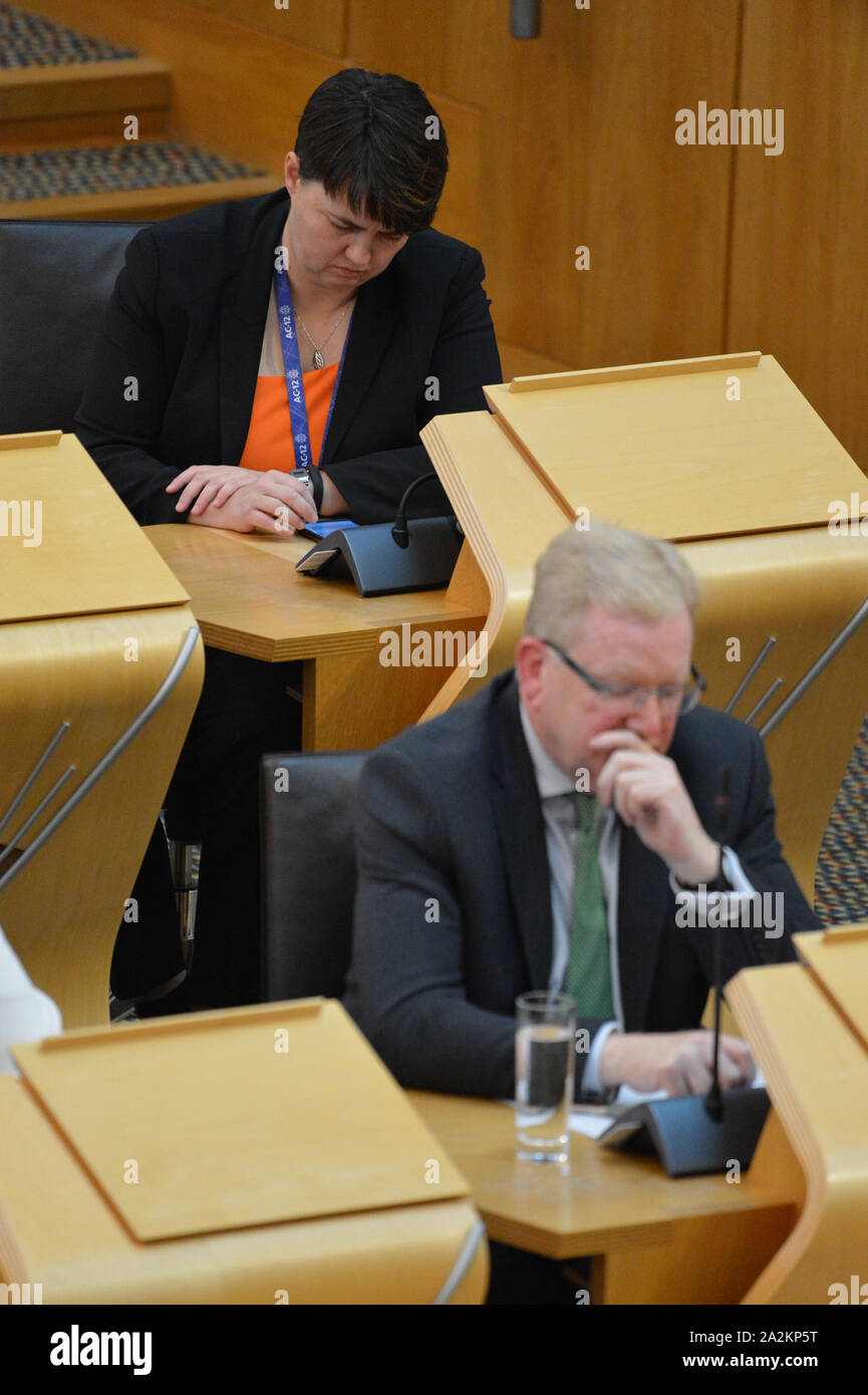 Edinburgh, Regno Unito. 03 ott 2019. Edinburgh, 3 ottobre 2019. Nella foto: (top) Ruth Davidson MSP - ex partito conservatore e Leader (fondo) Jackson Carlaw MSP - leader provvisorio del Partito conservatore scozzese, al Parlamento Scozzese durante la sessione settimanale di Primi Ministri questioni. Credito: Colin Fisher/Alamy Live News Foto Stock