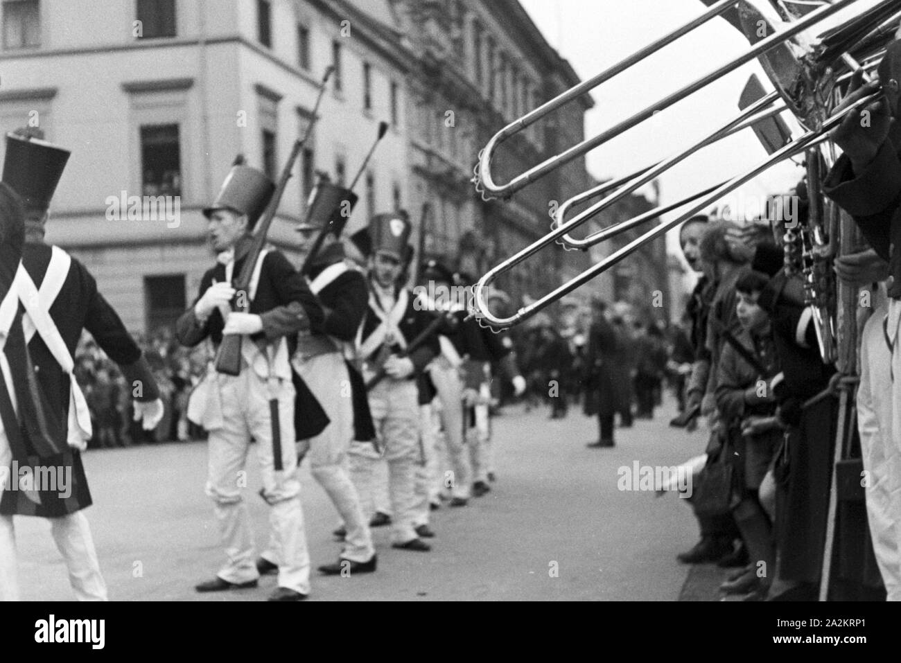 Mitten im Karneval der sessione 1937 a Düsseldorf unter dem motto "Lachendes Volk', Deutschland 1930er Jahre. In mezzo al carnevale di Duesseldorf con lo slogan "Lachendes Volk', Germania 1930s. Foto Stock