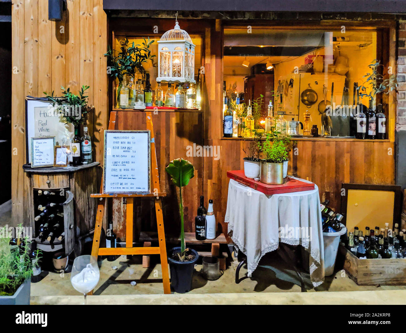 SEPT. 19, 2019-SEOUL, Corea del Sud : impostazione rustico di un wine bar all'aperto. Foto Stock