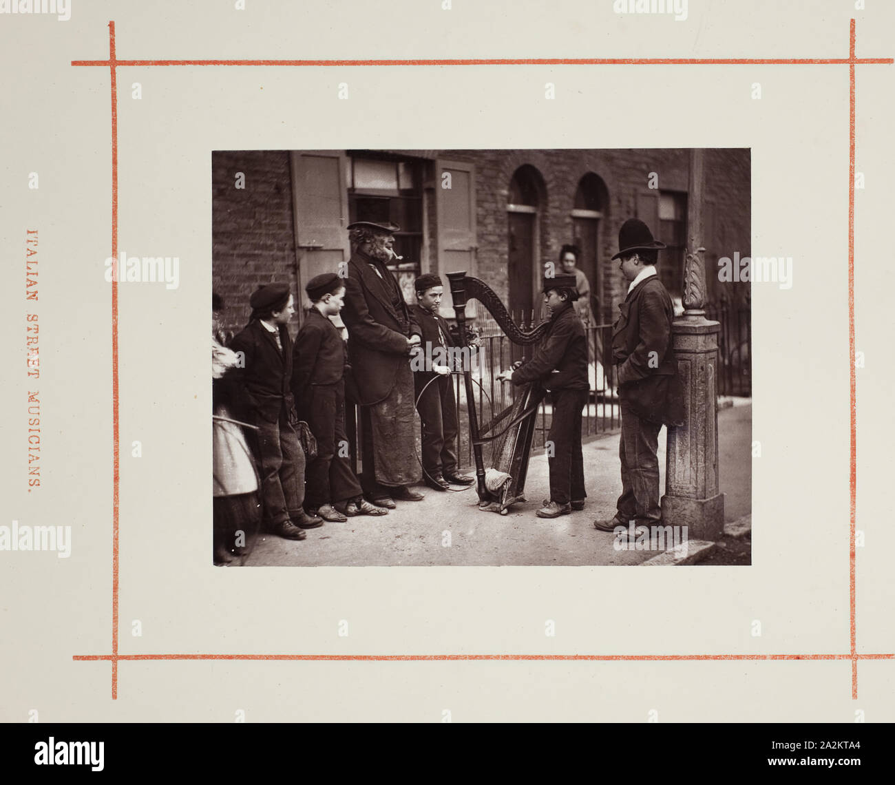 Italiano di musicisti di strada, 1877, John Thomson, scozzese, 1837-1921, Scozia, Woodburytype, dall'album "vita di strada a Londra Foto Stock
