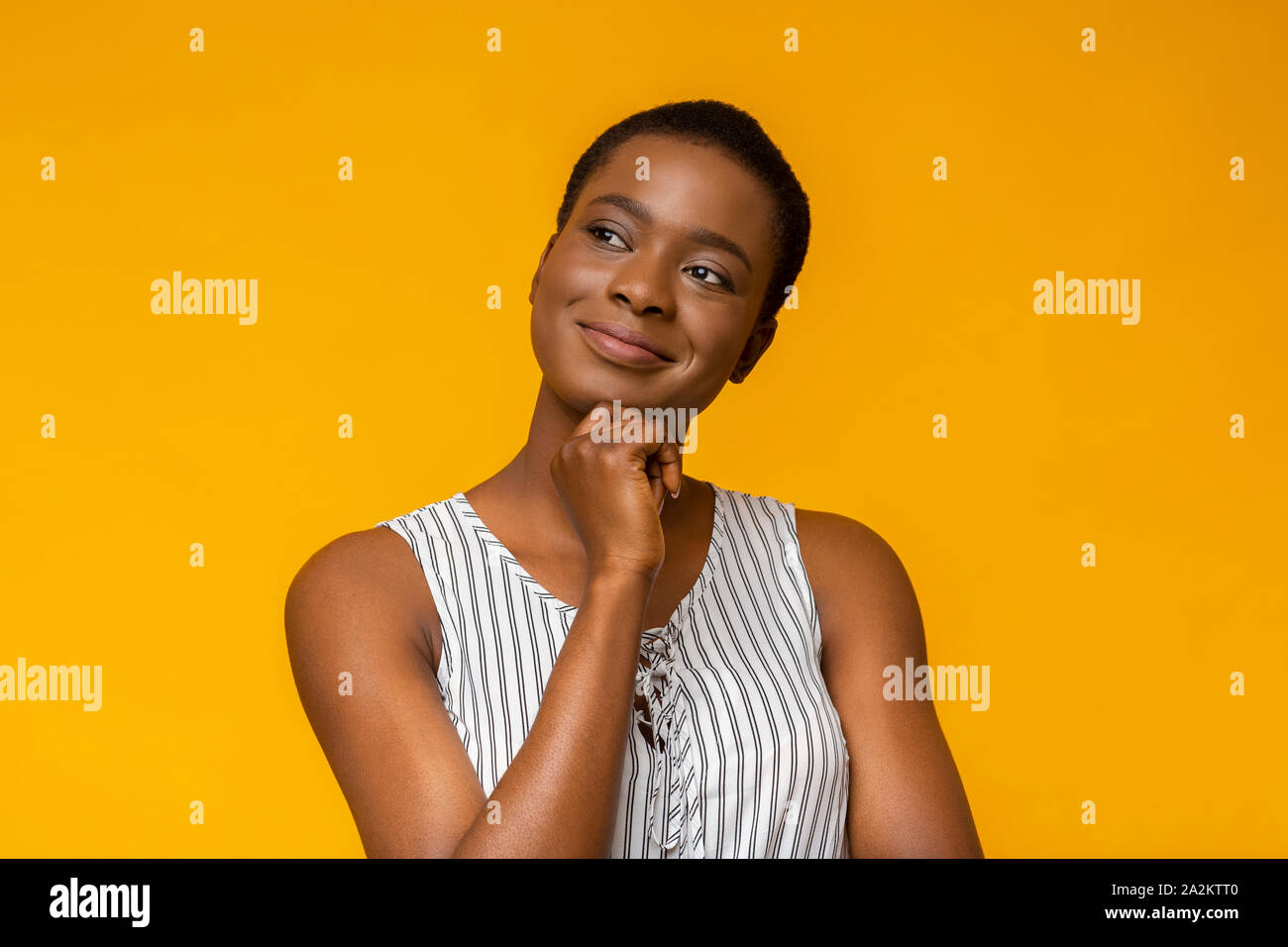 Tranquillo African American Girl giorno sognando su sfondo giallo Foto Stock