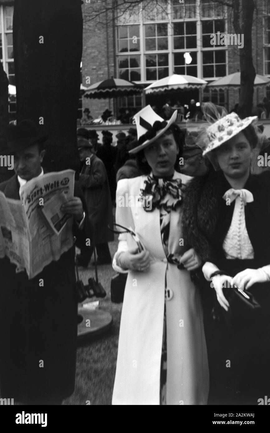 Zuschauer beim Moderennen a Berlino, Deutschland 1930er Jahre. Gli spettatori presso il Moderennen cavallo di razza in Berlino, Germania 1930s. Foto Stock