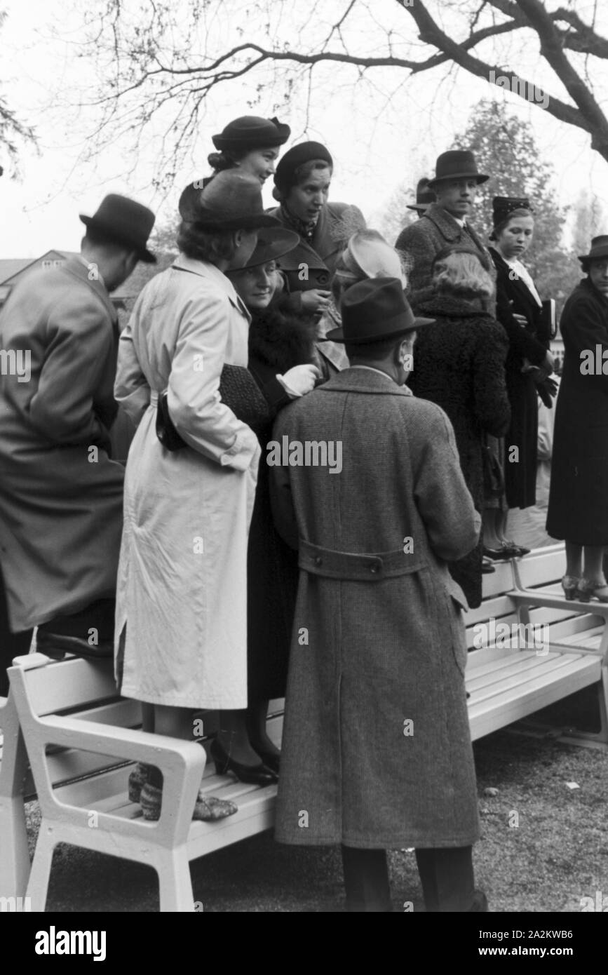 Zuschauer beim Moderennen a Berlino, Deutschland 1930er Jahre. Gli spettatori presso il Moderennen cavallo di razza in Berlino, Germania 1930s. Foto Stock