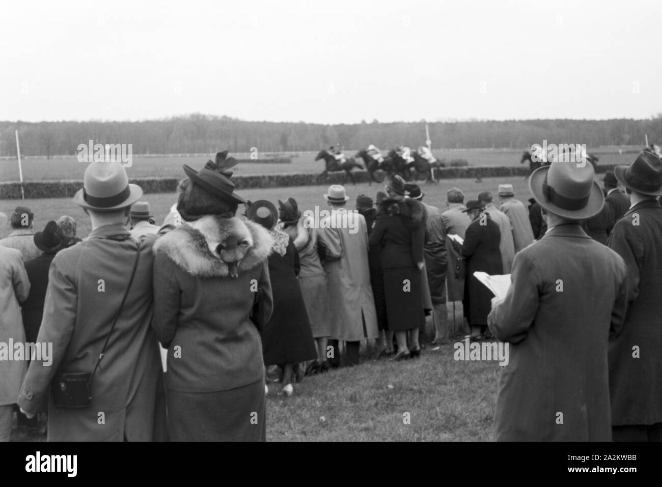 Zuschauer beim Moderennen a Berlino, Deutschland 1930er Jahre. Gli spettatori presso il Moderennen cavallo di razza in Berlino, Germania 1930s. Foto Stock