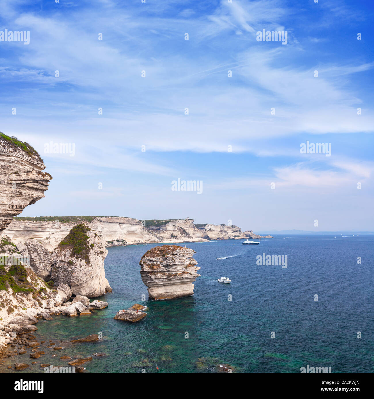 Rocce costiere di Bonifacio. Il paesaggio costiero della Corsica isola al giorno di estate, Francia. Square foto di sfondo Foto Stock