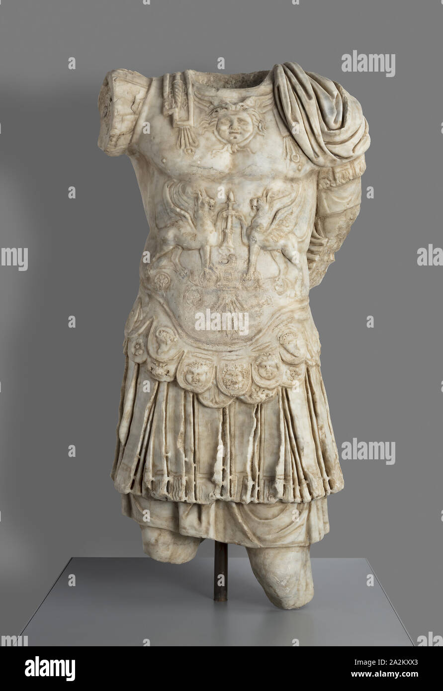 Frammento di una statua ritratto di un uomo, forse un imperatore romano, fine 1st/inizi II secolo D.C., romana, marmo, 119,3 × 58,4 × 27,9 cm (47 × 23 × 11. Foto Stock