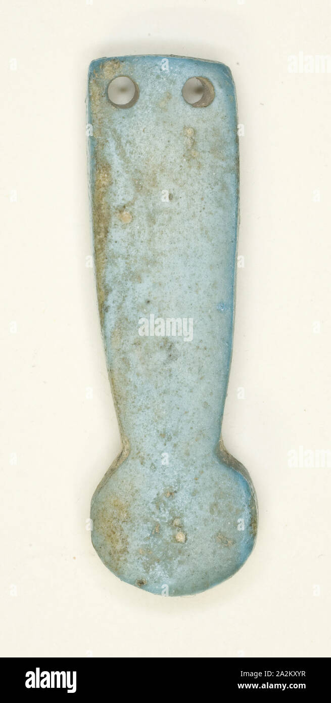 Amuleto di un contrappeso Menat, Nuovo Regno, Dynasty 18 (circa 1550-1295 BC), egiziano, Egitto, Faience, 3,2 × 1 × 0,5 cm (1 1/4 × 3/8 × 3/16 in Foto Stock