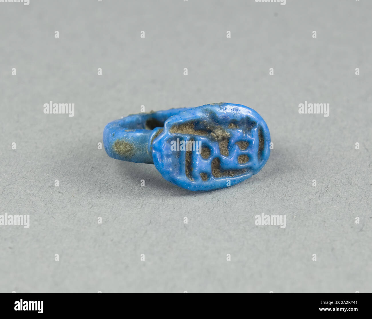 Anello: Amon-Ra, re degli dèi, il Signore, Nuovo Regno, dinastie 18-20 (circa 1550-1069 BC), egiziano, Egitto, Faience, W. 1.1 cm (7/16 in.), diam. 1,9 cm (3/4 in Foto Stock