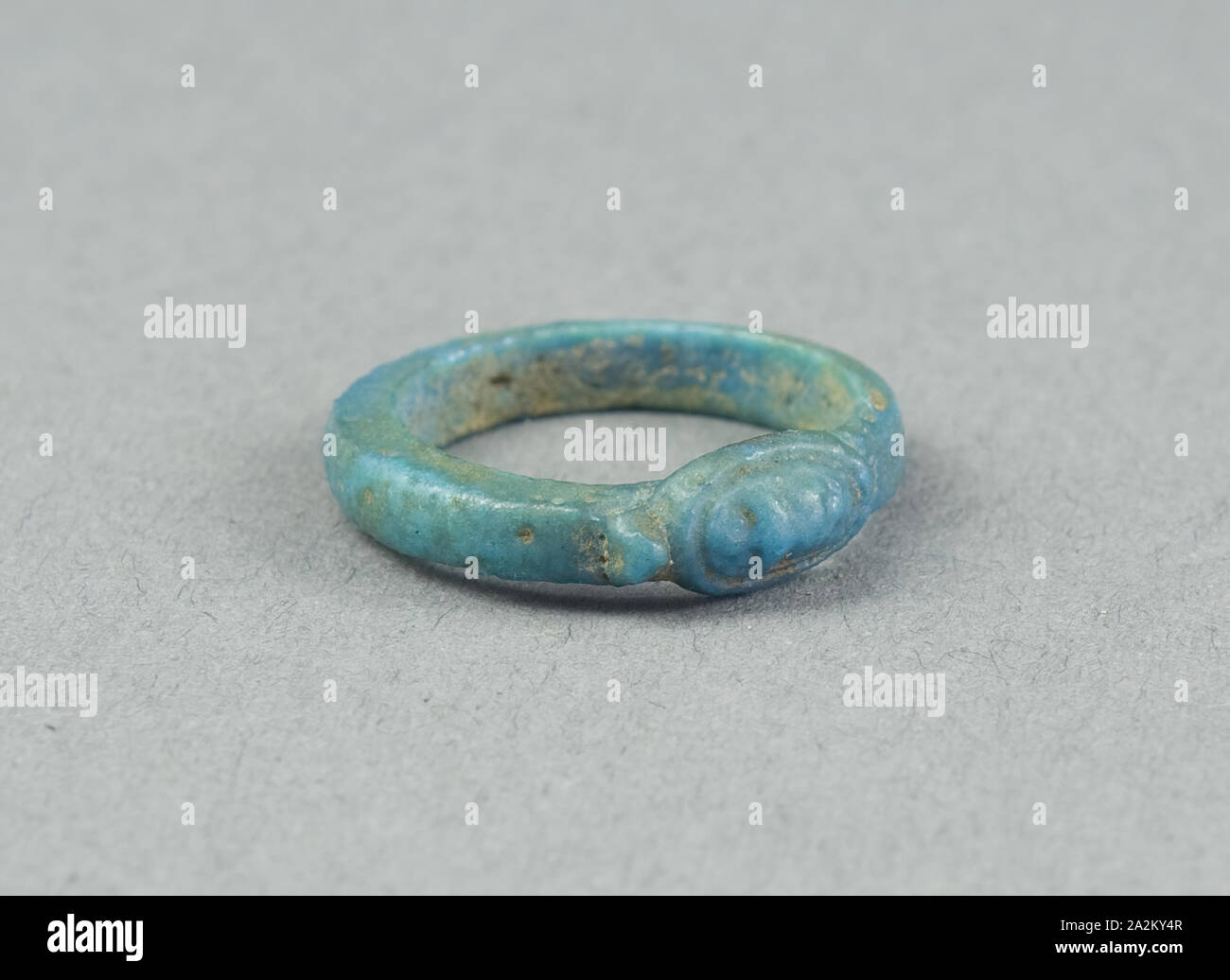 Anello: scarabeo, Nuovo Regno, Dynasty 18 (circa 1390 a.C.), egiziano,  Egitto, Faience, W. 0.6 (1/4 in.), diam. 1,9 cm (3/4 in Foto stock - Alamy