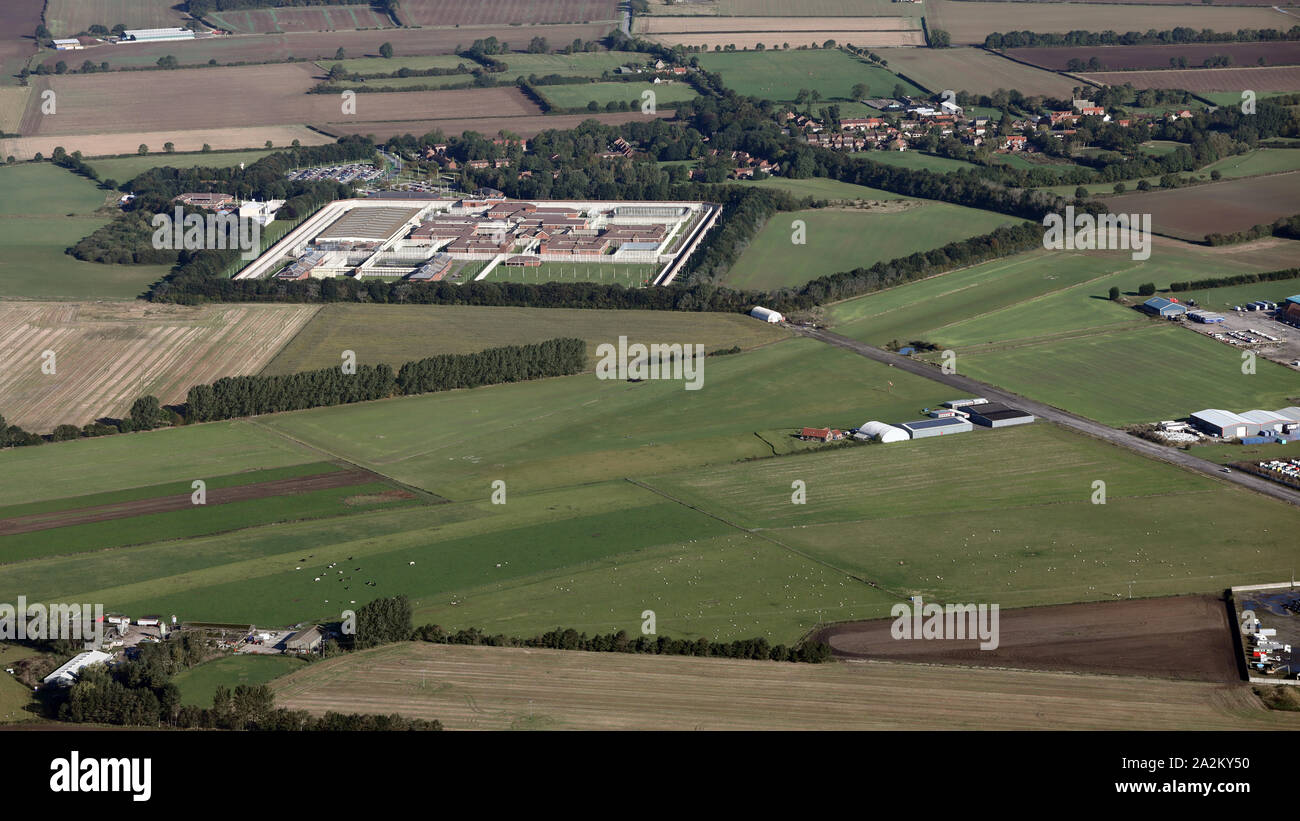 Vista aerea della piena Sutton village, prigione & airfield, East Yorkshire, Regno Unito Foto Stock