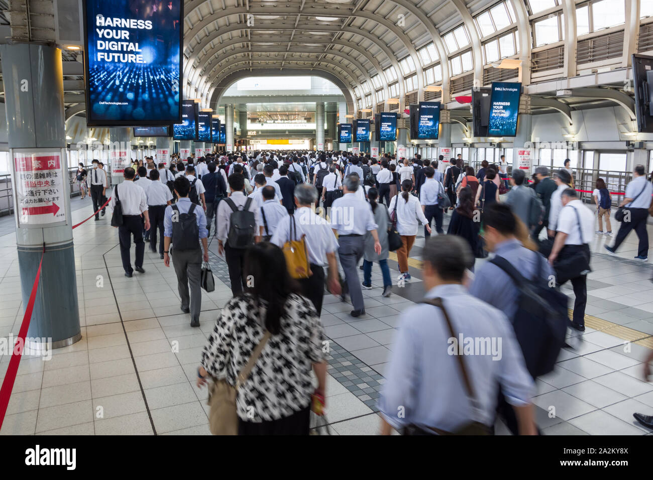 Shinagawa, Tokyo, Giappone, 10/02/2019 , uscita est della stazione di Shinagawa, giapponesi con persone di andare a lavorare alle 7:40 am nei giorni feriali. Foto Stock