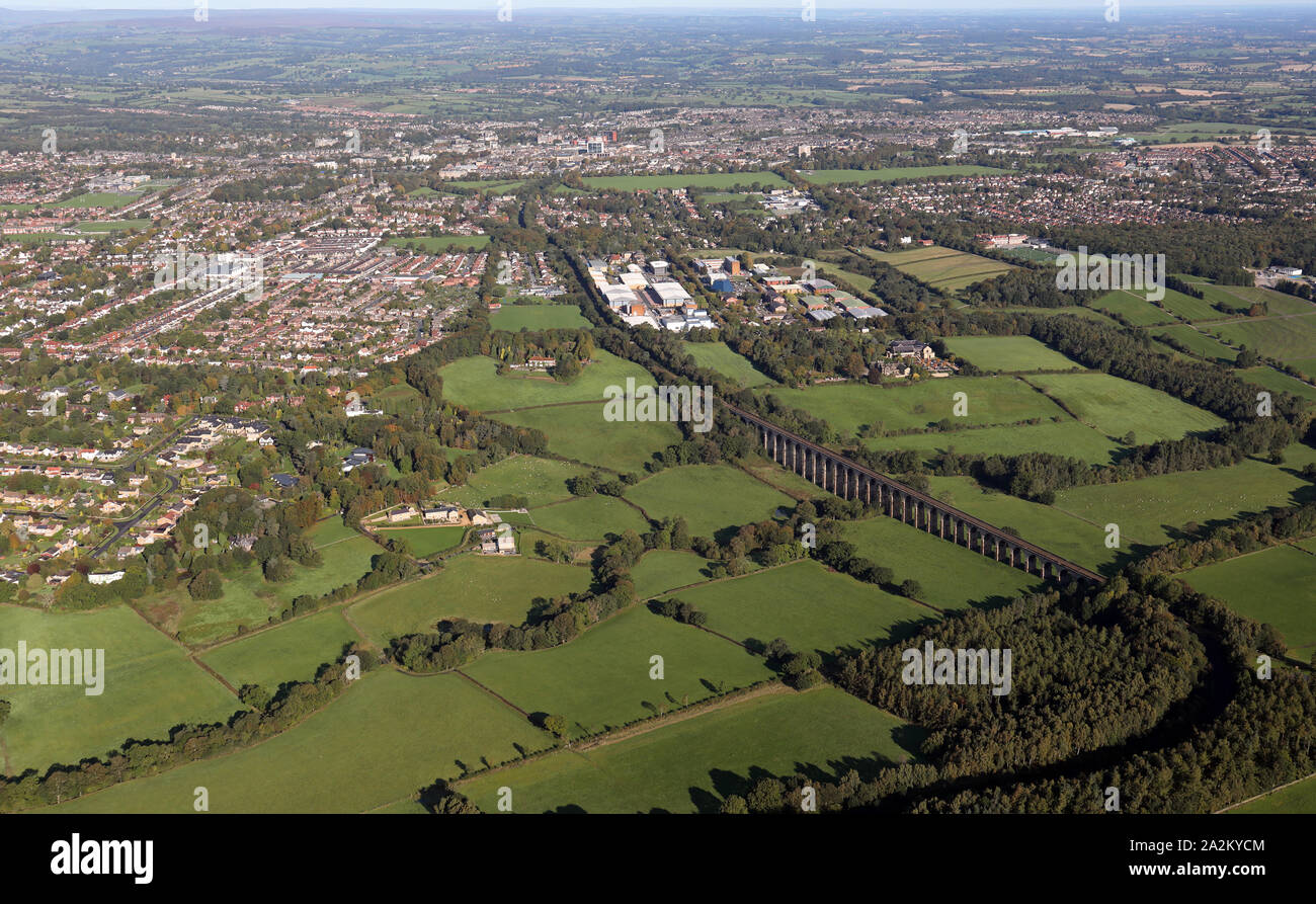 Vista aerea del Harrogate skyline da sud visualizzati fino alla linea ferroviaria vicino Hookstone Beck verso il Carpino Business Park , Harrogate Foto Stock