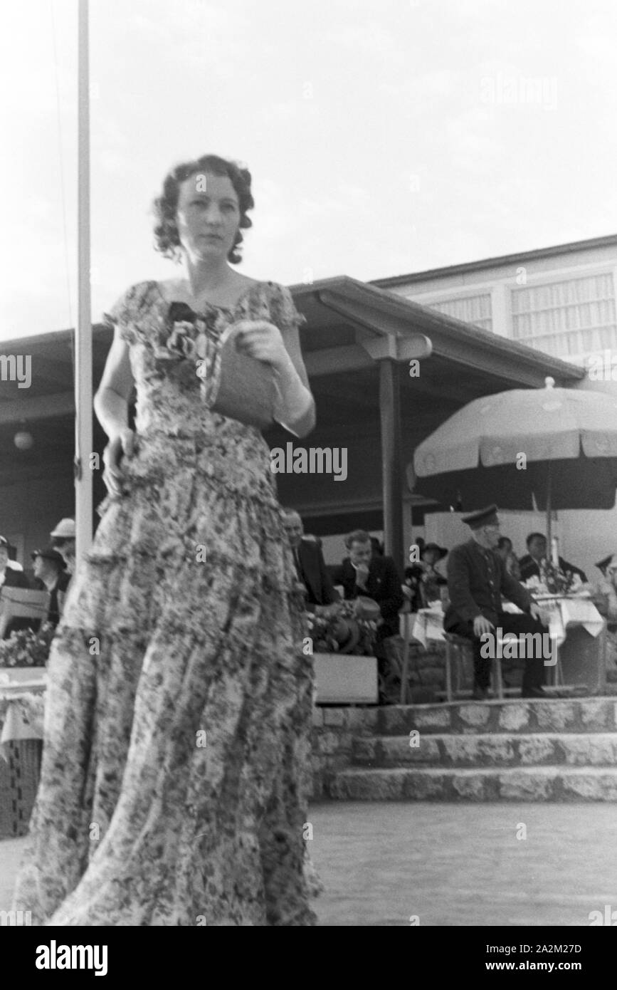 Ein Besuch der Wiener Modenschau; Deutsches Reich 1930er Jahre. Visitando il fashion show di Vienna; Germania 1930s. Foto Stock