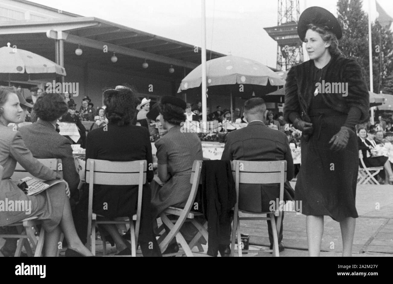 Ein Besuch der Wiener Modenschau; Deutsches Reich 1930er Jahre. Visitando il fashion show di Vienna; Germania 1930s. Foto Stock