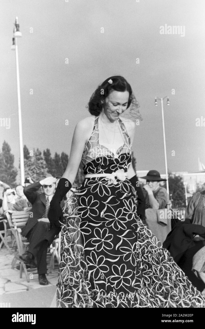 Ein Besuch der Wiener Modenschau; Deutsches Reich 1930er Jahre. Visitando il fashion show di Vienna; Germania 1930s. Foto Stock