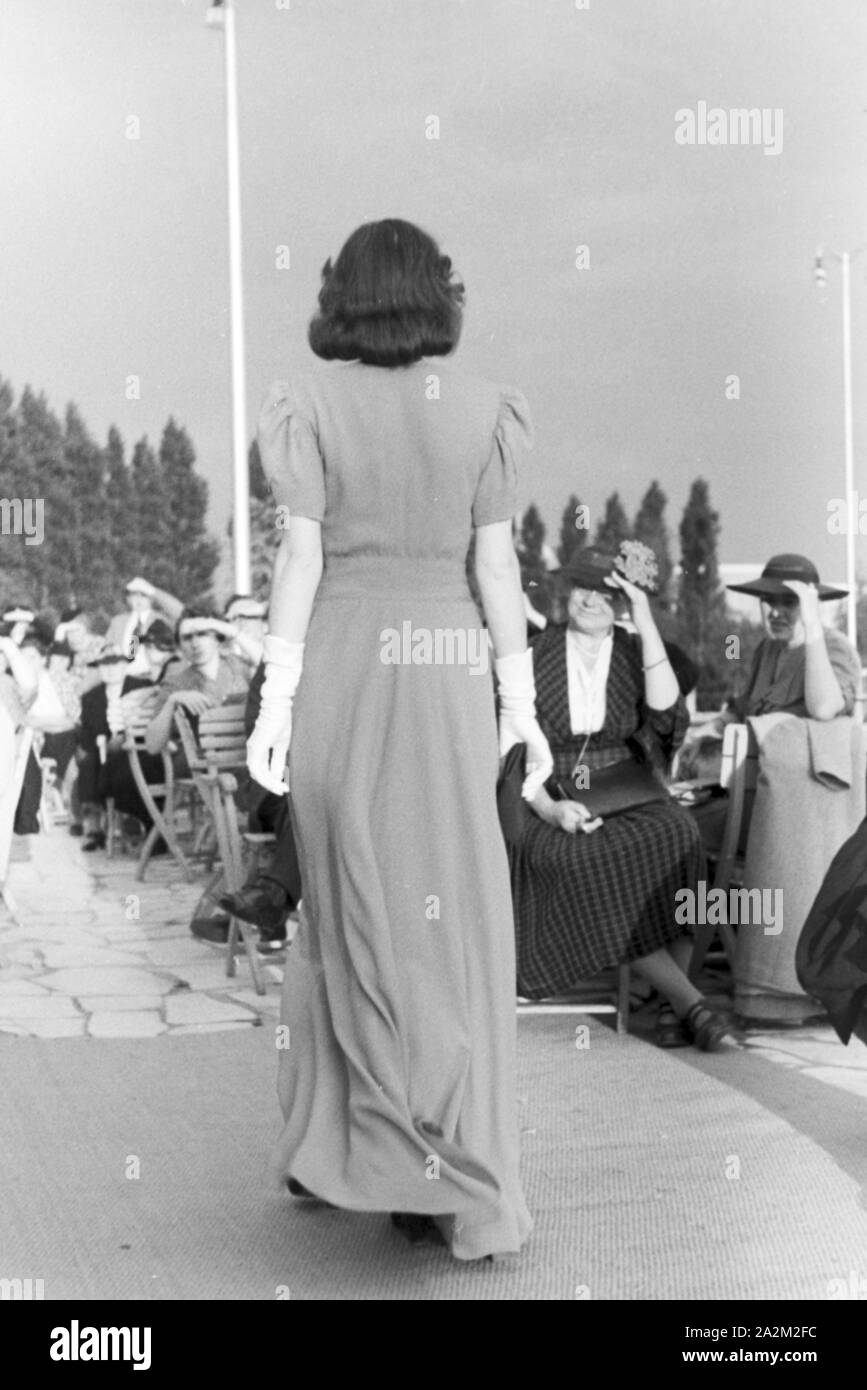 Ein Besuch der Wiener Modenschau; Deutsches Reich 1930er Jahre. Visitando il fashion show di Vienna; Germania 1930s. Foto Stock