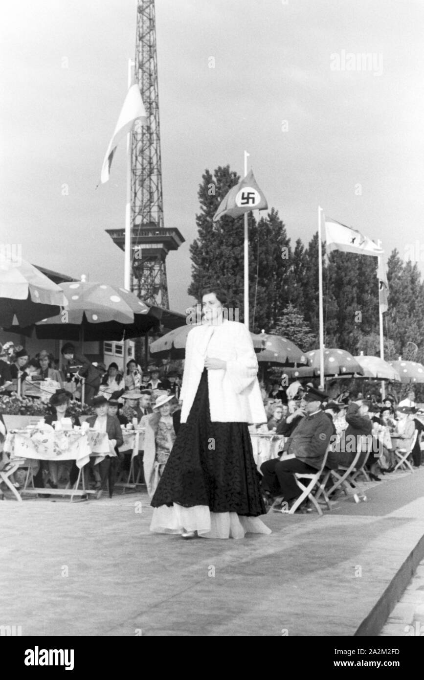 Ein Besuch der Wiener Modenschau; Deutsches Reich 1930er Jahre. Visitando il fashion show di Vienna; Germania 1930s. Foto Stock