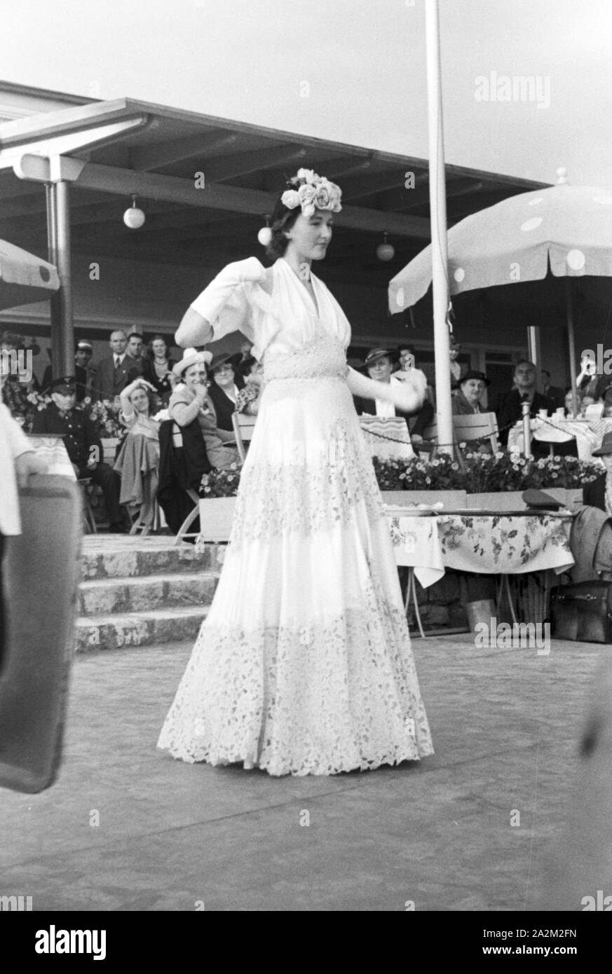 Ein Besuch der Wiener Modenschau; Deutsches Reich 1930er Jahre. Visitando il fashion show di Vienna; Germania 1930s. Foto Stock