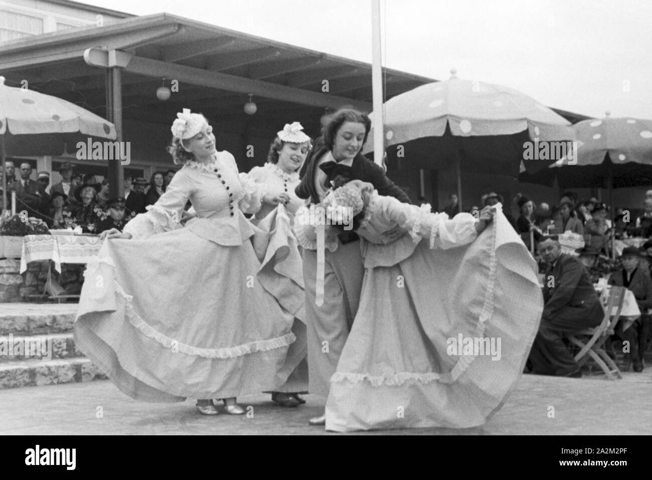 Ein Besuch der Wiener Modenschau; Deutsches Reich 1930er Jahre. Visitando il fashion show di Vienna; Germania 1930s. Foto Stock