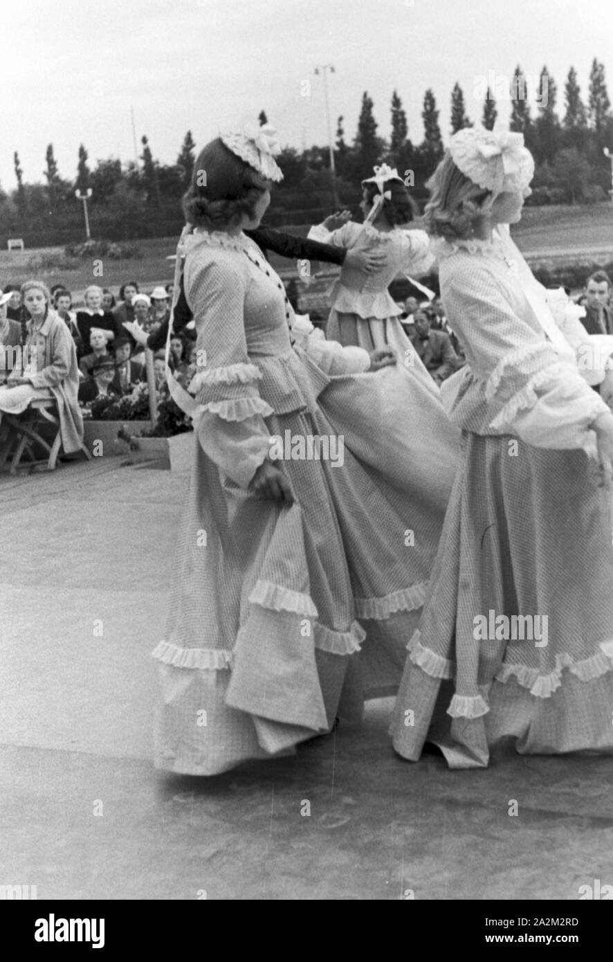 Ein Besuch der Wiener Modenschau; Deutsches Reich 1930er Jahre. Visitando il fashion show di Vienna; Germania 1930s. Foto Stock