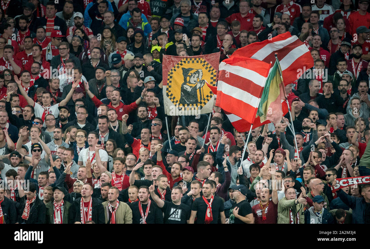 Il Bayern Monaco di Baviera sostenitori durante la UEFA Champions League match di gruppo tra Tottenham Hotspur e Bayern Monaco allo Stadio di Wembley a Londra, Inghilterra Foto Stock