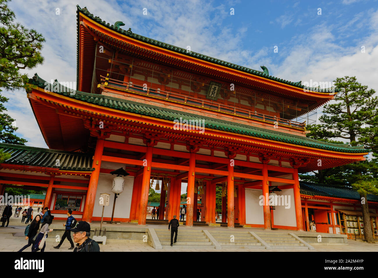 Area di ingresso di Heian jingu-sacrario scintoista con la sua iconica tradizionale architettura di Vermiglio, Kyoto in Giappone Foto Stock