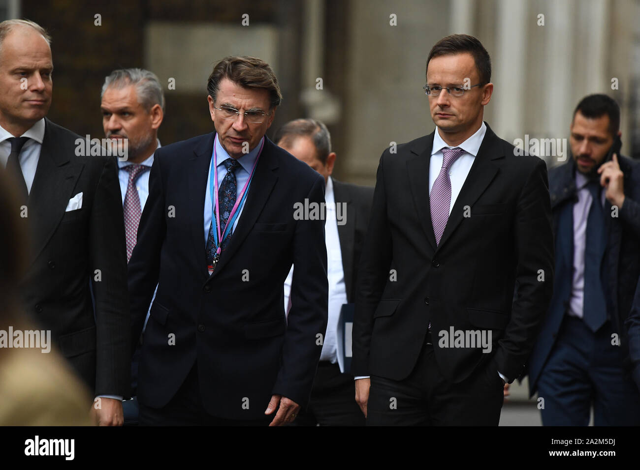 Il ministro ungherese degli Affari Esteri e del commercio, Peter Szijjarto (a destra), in Westminster, Londra. Foto Stock