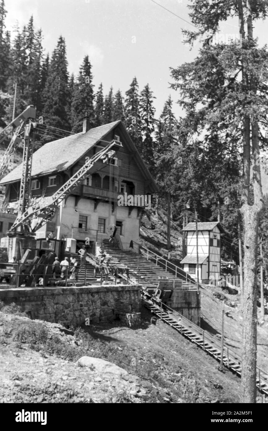 Ein Dorf entsteht am Piz Buin, Deutsches Reich 1930er Jahre. Un paese in via di sviluppo presso il Piz Buin, Germania 1930s. Foto Stock