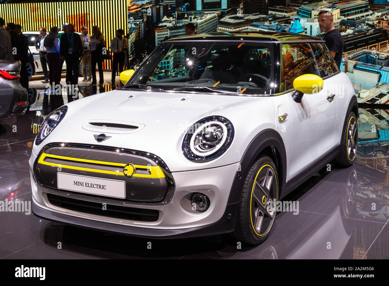 Francoforte, Germania - Sep 10, 2019: Mini Cooper SE EV auto elettriche al suo debutto al salone di Francoforte IAA Motor Show 2019. Foto Stock