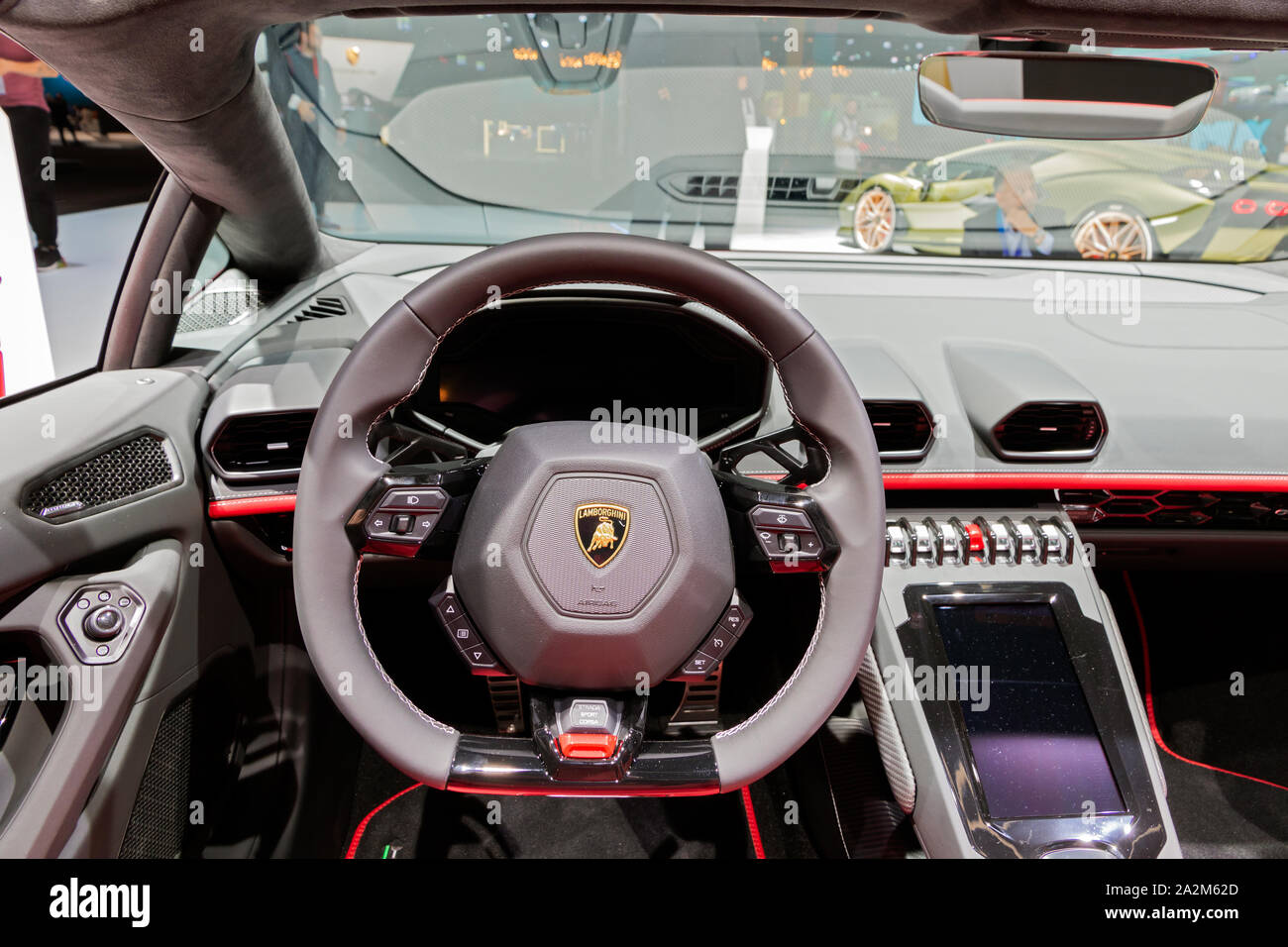 Francoforte, Germania - Sep 11, 2019: vista interna della Lamborghini Huracan EVO Spyder auto sportiva ha presentato al salone di Francoforte IAA Motor Show 2019. Foto Stock