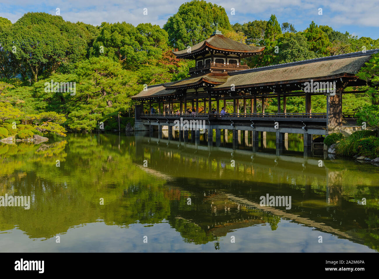 Heian jingu-giardino con la sua impressionante rifilato piante e oriental tradizionale architettura giapponese a Kyoto, Giappone Foto Stock