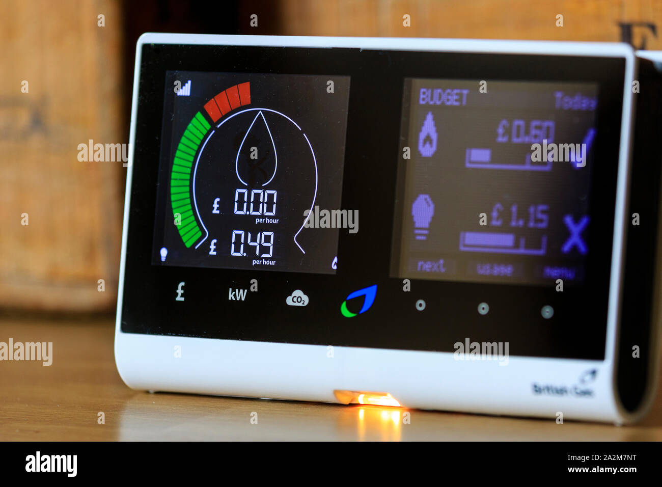 Famiglia British Gas smart meter sul piano di lavoro per il monitoraggio elettrico e il consumo di gas con conseguente risparmio di denaro per i residenti. Mostra ad alto consumo energetico. Foto Stock