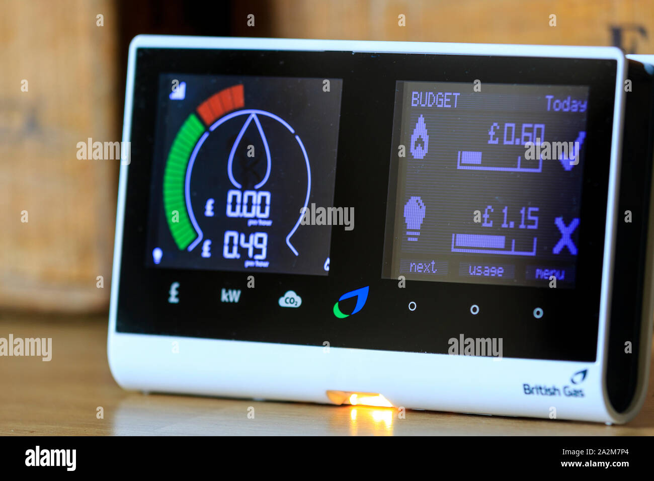 Famiglia British Gas smart meter sul piano di lavoro per il monitoraggio elettrico e il consumo di gas con conseguente risparmio di denaro per i residenti. Mostra ad alto consumo energetico. Foto Stock