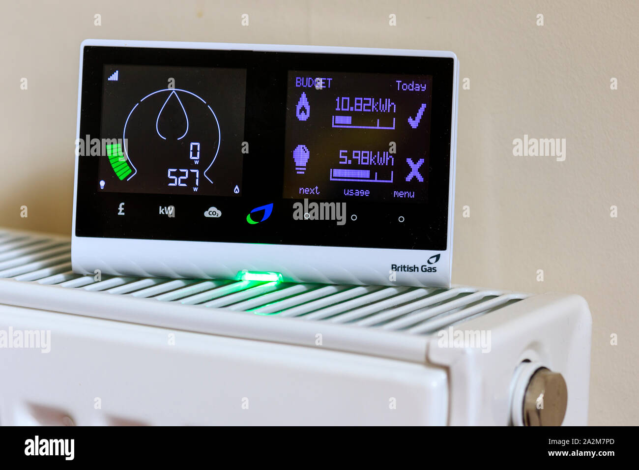 Famiglia British Gas smart meter sul radiatore elettrico del monitor e il consumo di gas con conseguente risparmio di denaro per i residenti. Mostra a basso consumo di energia. Foto Stock