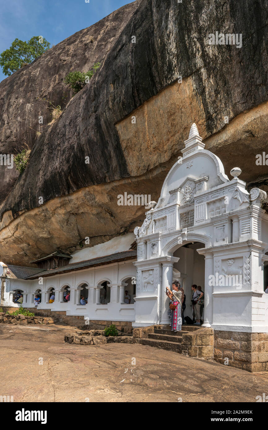 Sri Lanka la Grotta dei templi, riccamente decorate cinque santuari di 'Dambulla Rock e Grotta dei templi che sedersi sotto un enorme promontorio roccioso. I templi c Foto Stock