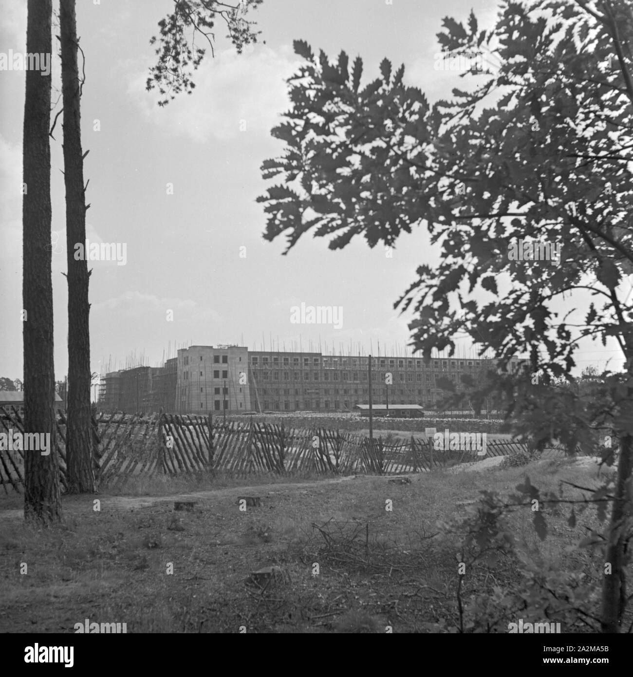 Original-Bildunterschrift: Neugestaltung Berlino - Gesamtblick auf den großen Bau der Wehrtechnischen Fakultät im Grunewald Berlino von Westen (Prima pagina), Deutschland 1940. Vista panoramica alla costruzione della facoltà di tecnologia di difesa a Berlino Grunewald, Germania 1940. Foto Stock