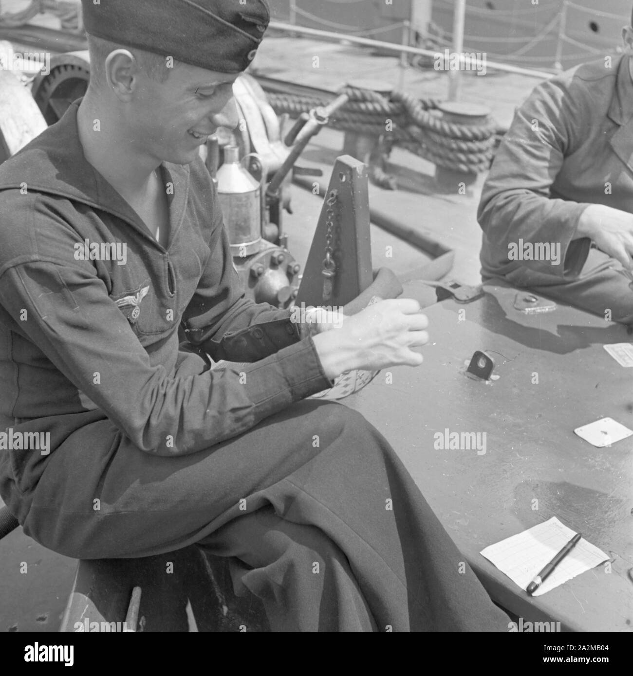 Original-Bildunterschrift: Freizeit des Matrosen: Matrosen beim Kartenspiel un deck an Bord eines Torpedoboots, Deutschland 1940er Jahre. Sailor's: il tempo libero giocando a carte sul ponte di una torpediniera, Germania 1940s. Foto Stock
