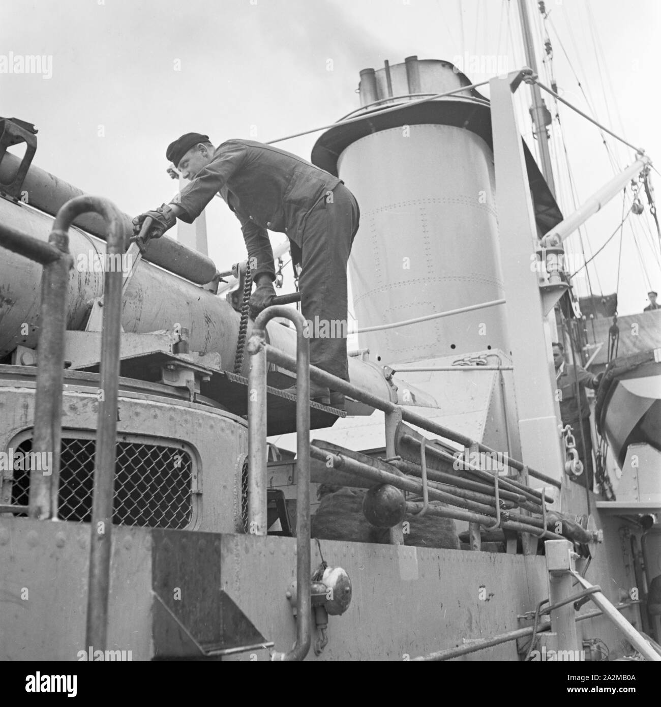 Original-Bildunterschrift: Dienst des Matrosen: technischer Arbeitsdienst un mazzo eines Torpedoboots, Deutschland 1940er Jahre. Verifica tecnica sul ponte di una torpediniera, Germania 1940s. Foto Stock