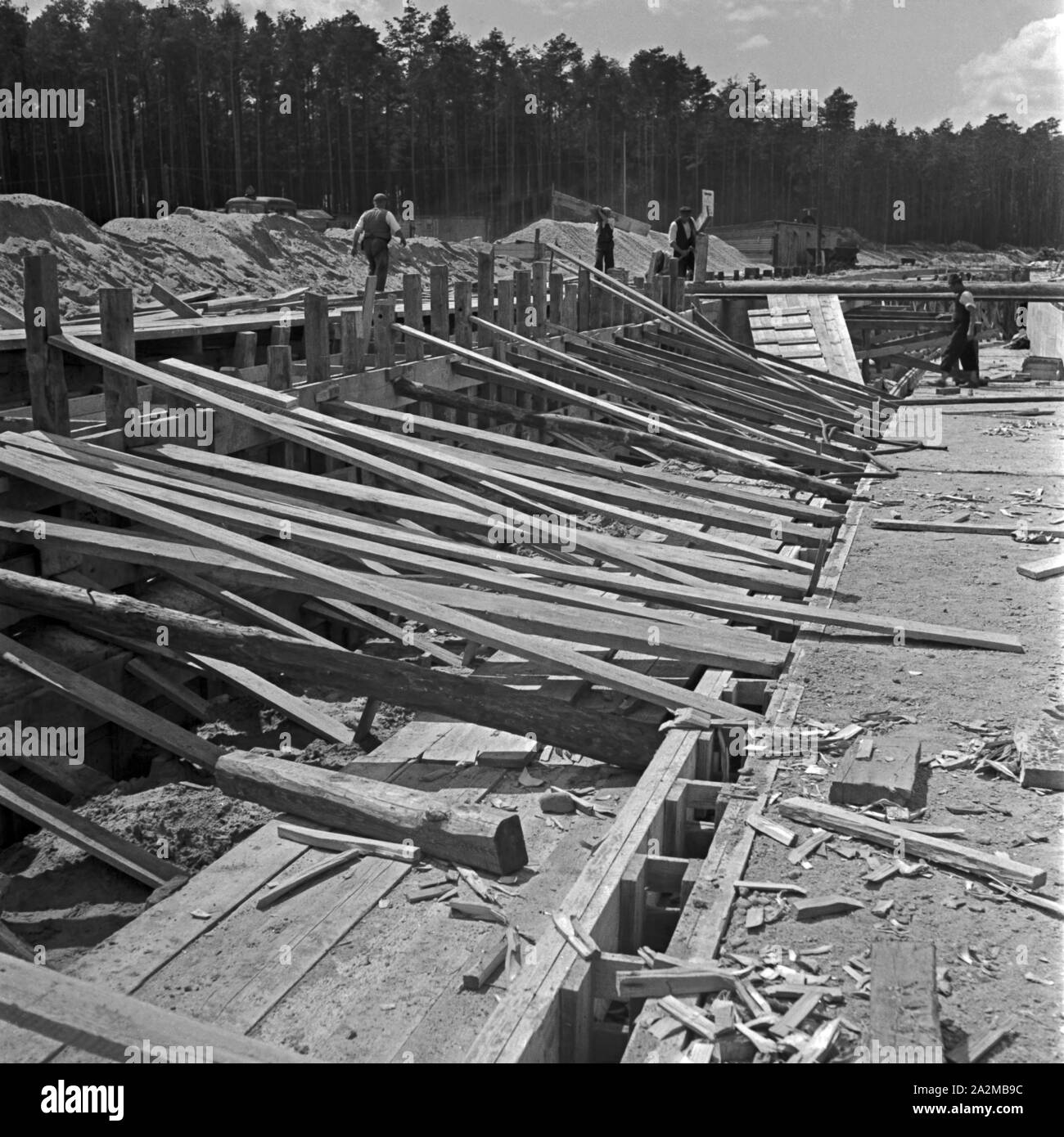 Original-Bildunterschrift: Reichsautobahnzubringer Berlino - Weiterbau des Zubringers auch während des Krieges, Bau einer Straßenunterführung an der Kreuzungsstelle Wannsee, Deutschland 1940. Motore feeder a Reichsautobahn highway - continua la costruzione dell'autostrada alimentatore sebbene la guerra Germania 1940. Foto Stock